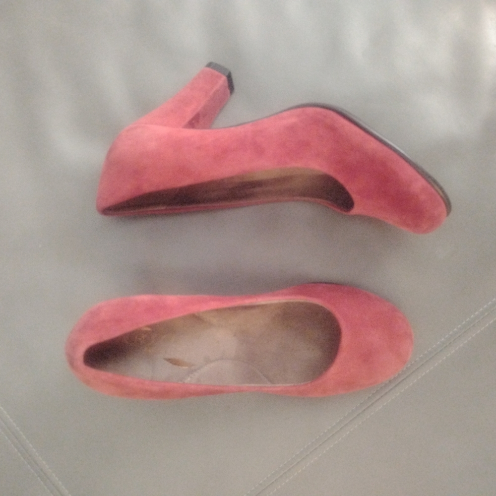 AEROSOLES Pink Suede Heels